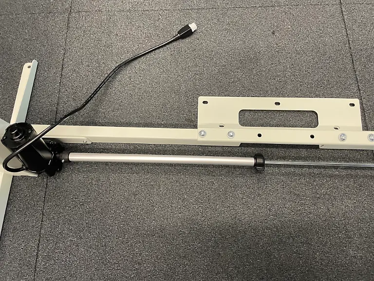 Höhenverstellbarer Schreibtisch ErGear Motor vorinstalliert Stange sehr schnell eingedreht bei Aufbau.jpg